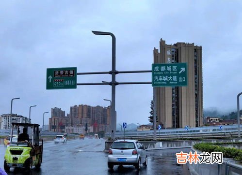 地震时可以在立交桥下避难吗,地震发生时如果汽车正行驶在立交桥上应该如何自救？