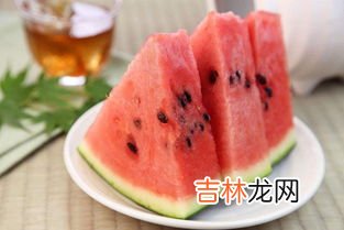 用保鲜膜包着西瓜第二天还能吃吗,西瓜用保鲜膜包好放冰箱隔夜能吃吗