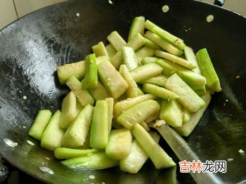 豆角和丝瓜能一起炒着吃吗,丝瓜和豆角能一起吃吗