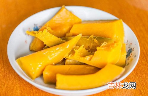 蒸南瓜有白点能吃吗,你好，我蒸南瓜熟了时，皮和肉链接处出现了白色颗粒是咋回事，能吃吗？