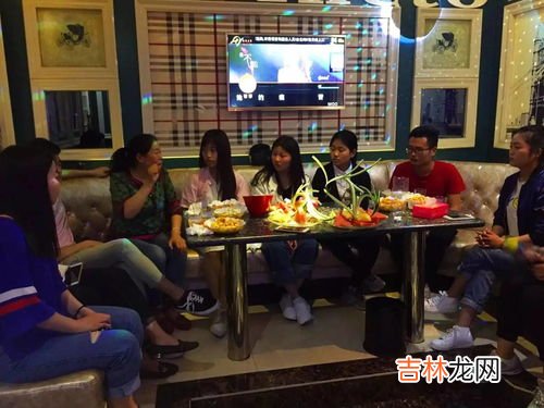 老师上课投屏疑现不雅内容,老师忘关投屏女友发来性感视频,视频的内容有多令人尴尬?