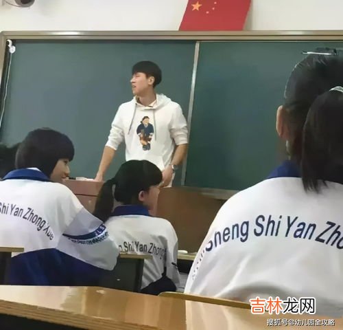 老师上课投屏疑现不雅内容,老师忘关投屏女友发来性感视频,视频的内容有多令人尴尬?