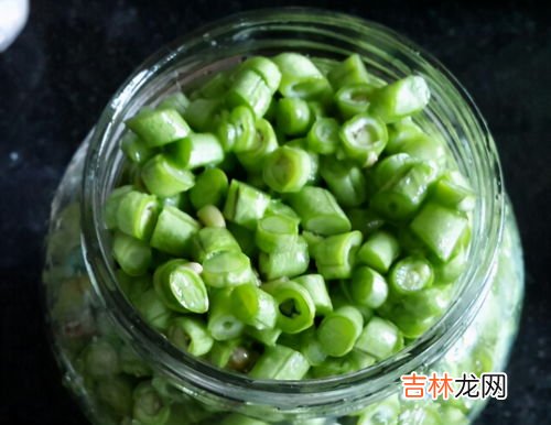 酸豆角起白霜还能吃吗,酸豆角浸泡后出现白色物体能吃吗?