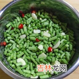 酸豆角起白霜还能吃吗,酸豆角浸泡后出现白色物体能吃吗？