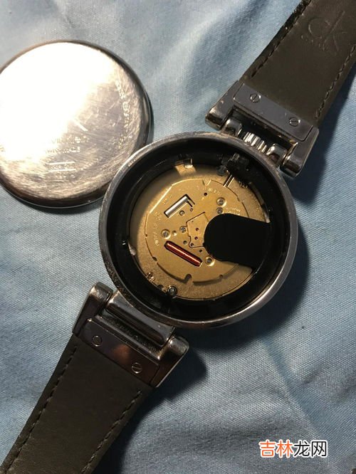 手表换好电池后走了又停了,怎么办,石英表换上电池走动正常,但一调整时间后就停走,重新将电池取下又装上后正常走动,是怎么回事?