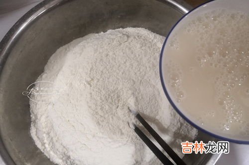 夏天酵母用温水还是冷水,夏天酵母发面还需热水加温吧？