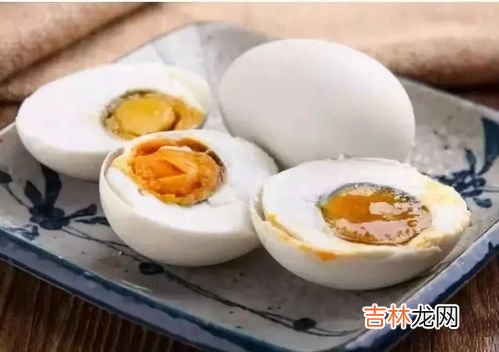 咸鸭蛋蛋白发黄能吃吗,皮蛋白变黄能吃吗皮黄的皮蛋能吃吗一