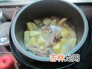 秋季滋补小排骨土豆汤,排骨汤炖土豆怎么做