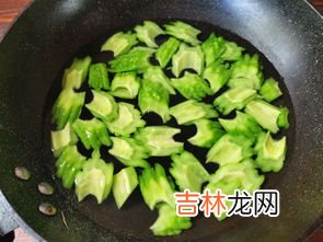 苦瓜熟透了变黄了能吃吗,苦瓜变黄了可以吃吗 苦瓜里面是红色的能吃吗