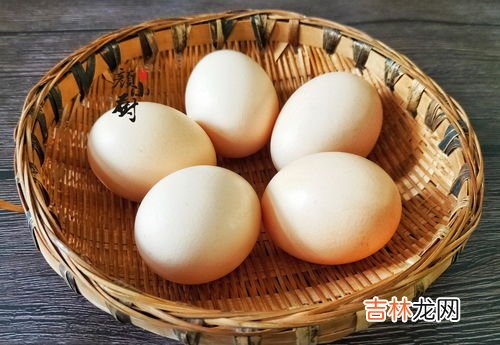 鸡蛋打出来是散的还能吃吗,鸡蛋黄散了是坏了吗 蛋黄打出来是散的还能不能吃