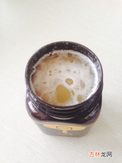 蜂蜜有气泡正常吗,蜂蜜表层有很多泡沫，是怎么回事？