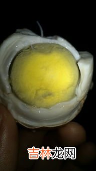鸡蛋煮熟后蛋白发黑是怎么回事,鸡蛋煮出来发黑怎么回事
