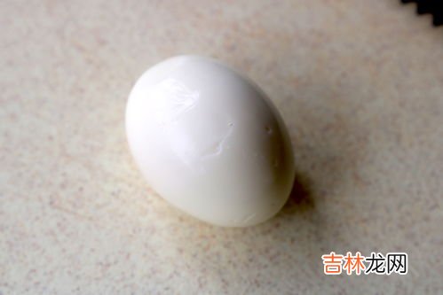鸡蛋煮熟后蛋白发黑是怎么回事,鸡蛋煮出来发黑怎么回事