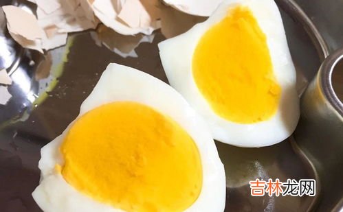 鸡蛋煮熟后蛋白发黑是怎么回事,鸡蛋煮出来发黑怎么回事
