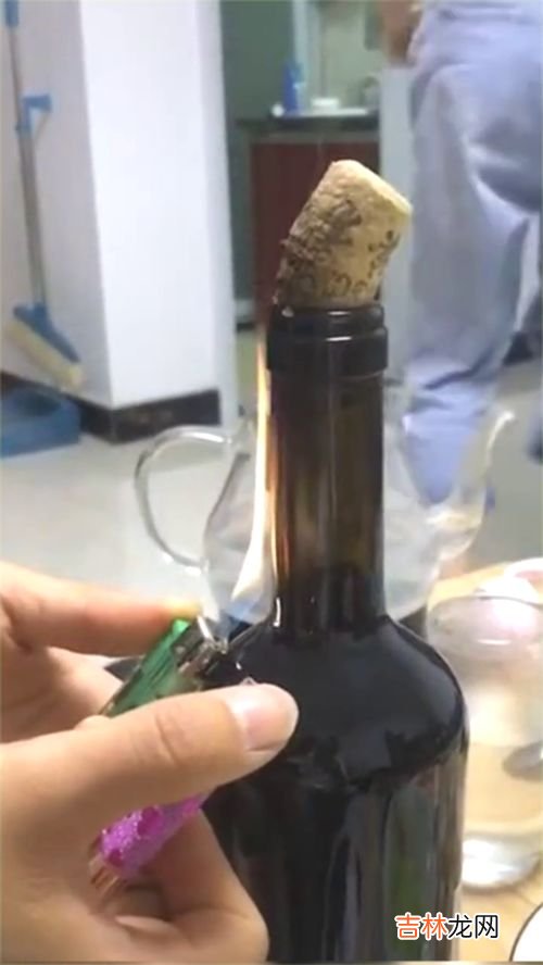 打火机开红酒瓶盖技巧,不用开瓶器怎么开红酒木塞