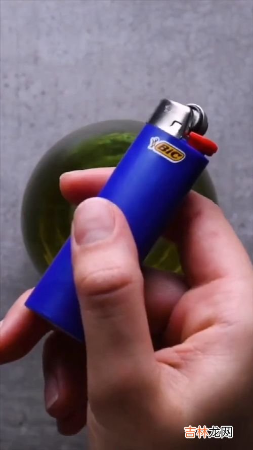 打火机开红酒瓶盖技巧,不用开瓶器怎么开红酒木塞