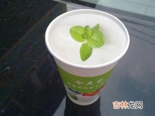 蓝莓牛奶榨汁凝固后能吃吗,蓝莓与牛奶的反应