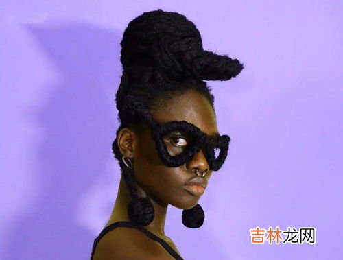 非洲人的头发为什么一撮一撮的,非洲人为什么喜欢把头发梳成小辫子扎起来？