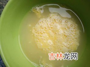 鸡蛋蛋清像水一样是怎么回事,我打的蛋清下面有点水，这是怎么回事呢？