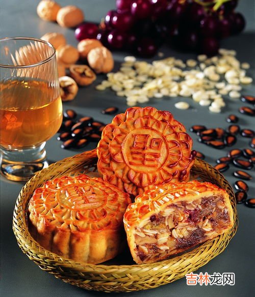 咸月饼是不是比甜月饼更健康吗,月饼能多吃吗?