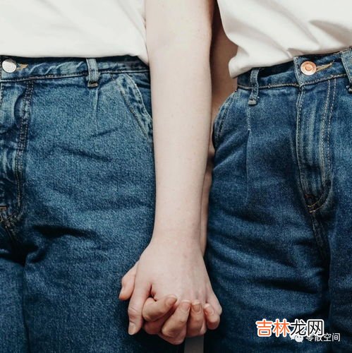 牛仔裤过水发黄有害吗,刚买的牛仔裤，就只是浸水洗，就发黄了。是什么原因？
