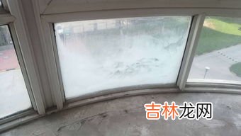 窗户水蒸气严重怎么办,窗户上有水蒸气是怎么回事？