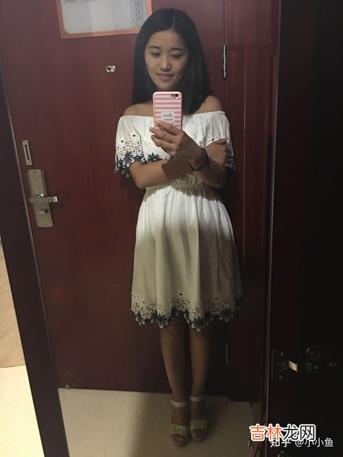 肤色暗黄穿什么颜色衣服好看,皮肤暗黄穿什么颜色的衣服好看显白