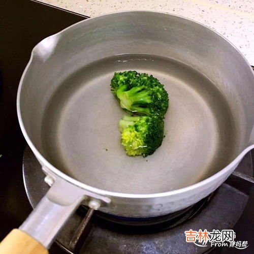 西兰花和牛奶可以一起吃吗,西兰花不能和什么一起吃相克