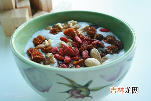 金银花蒸黑了还能喝吗,新采摘的金银花怎么处理才可以喝 新鲜金银花要不要蒸了再晾干