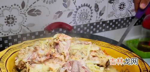 腌酸菜上面长白膜是什么原因,腌酸菜为什么起白膜还能吃么?