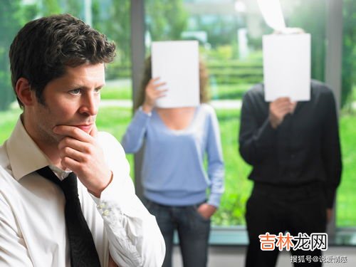 老说没钱的男人啥心态,一个男人在谈恋爱时经常说自己穷、没钱，这是什么心理？