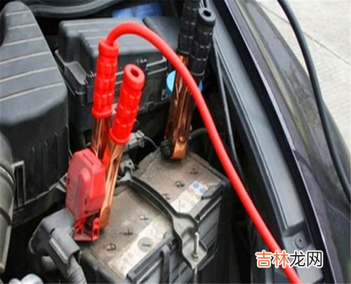 汽车电瓶冒烟有臭味会不会自燃,汽车电瓶在行驶中突然冒烟发烫是什么原因？