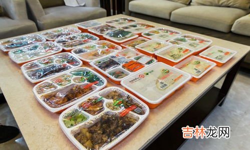 婚车司机应该吃盒饭还是酒席,婚车司机该吃盒饭还是酒席?被讽奇葩的新娘怒了!在此事中究竟是谁错了?