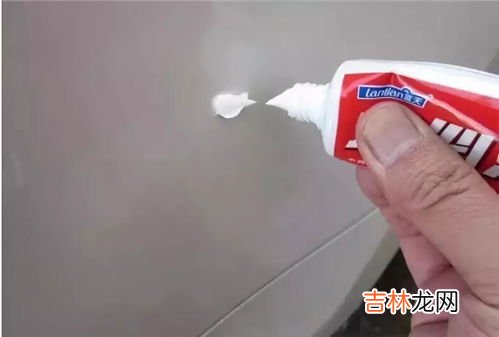 牙膏可以去除修正液吗,如何将衣服上的修正液洗掉，并没有味到