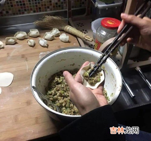 白萝卜和韭菜可以一起吃吗,萝卜和韭菜是否可以混在一起吃?