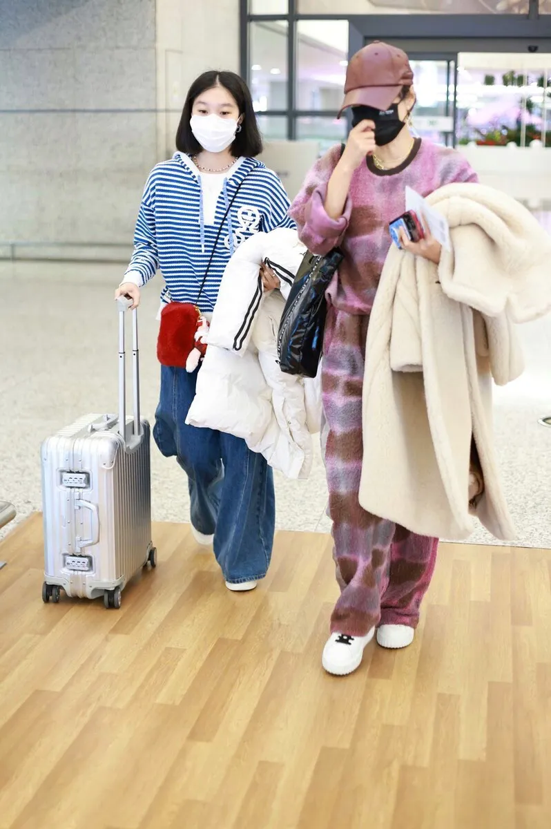 马伊琍 马伊琍母女现身机场，打扮时髦似姐妹花，15岁爱马剪短发青春靓丽