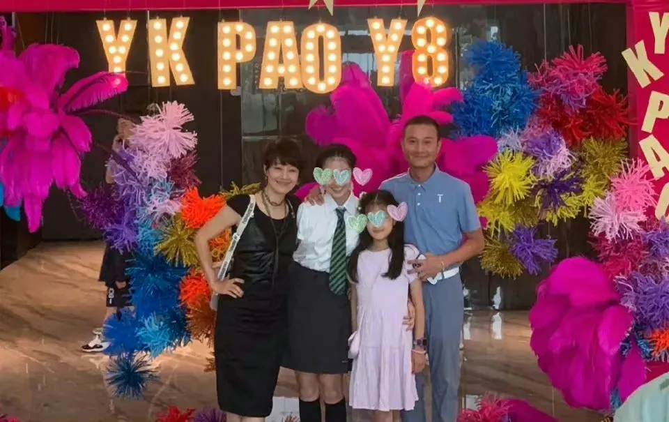 马伊琍 马伊琍母女现身机场，打扮时髦似姐妹花，15岁爱马剪短发青春靓丽