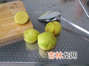 發青的土豆削皮能吃嗎,土豆削皮後呈現綠色的能吃嗎？
