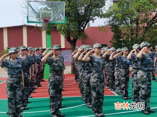 大学军训的衣服是学校发吗,大学军训服装是自己买还是学校统一？