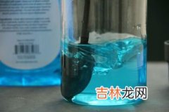 防冻玻璃水能除冰吗,前挡风玻璃水箱里加冰水可以吗？