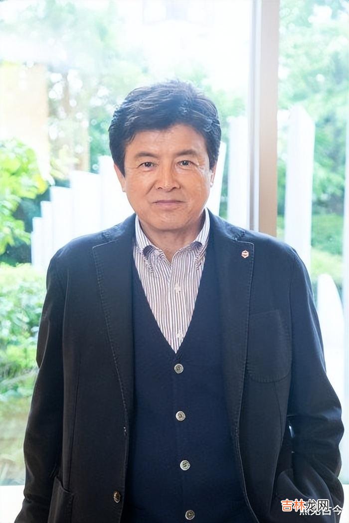 发型 三浦友和：50年发型不变肌肉有型，帅气到老，2个儿子却不像他