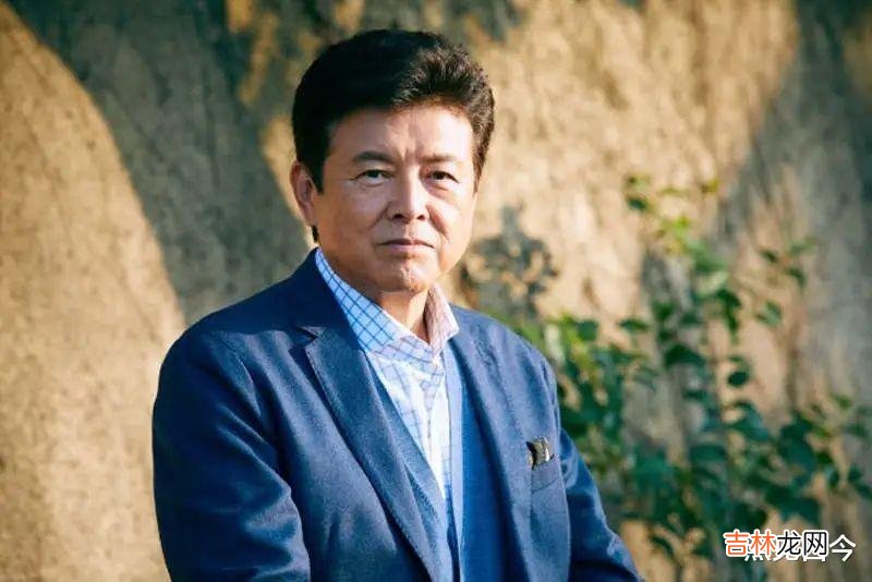 发型 三浦友和：50年发型不变肌肉有型，帅气到老，2个儿子却不像他