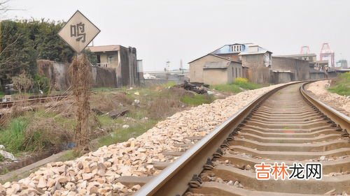 火车轨道为什么要铺石子,火车轨道上为什么铺石子