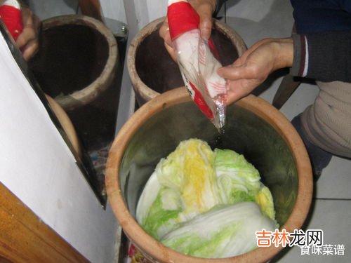 酸菜长毛了还能吃吗,酸菜表面发霉下面还可以吃吗