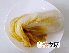 酸菜长毛了还能吃吗,酸菜表面发霉下面还可以吃吗