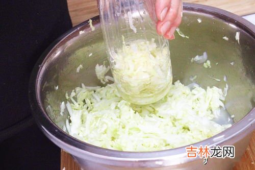 酸菜长毛了还能吃吗,酸菜表面发霉下面还可以吃吗