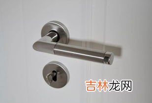 防盗门里面插了钥匙外面打不开怎么解决,钥匙在里面插着外面怎么打开门？