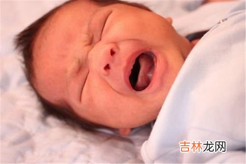 一岁半婴儿误吞樟脑丸,警惕儿童误吞异物，1岁宝宝误将樟脑丸当糖果吞下！孩子的现状如何？