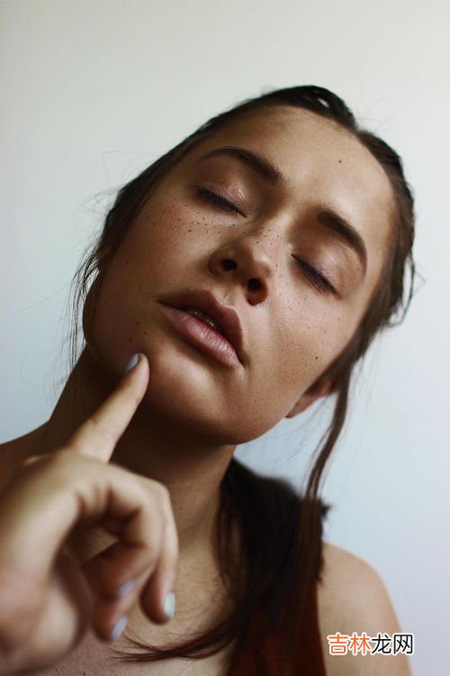 夏天脸上毛孔粗大怎么办,脸上毛孔粗大怎么办 4个生活收缩毛孔小妙招