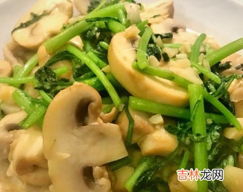 新鲜口蘑需不需要焯水,小炒口蘑，口蘑用焯水吗？